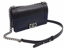 Load image into Gallery viewer, CHANEL シャネル ボーイシャネル ショルダーバッグ ネイビー ブラック バイカラー シルバー金具 21番台 2WAY レディース 良好 39837