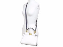 Load image into Gallery viewer, FENDI フェンディ ピーカブー アイコニックスモール _セレリア バッグ バイカラー 白×ネイビー 8BN244 E1C 極美品 中古 40095