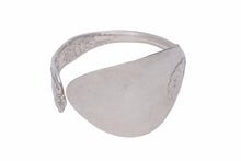 Load image into Gallery viewer, 創業初期 激レア TIFFANY&amp;Co. ティファニー ヴィンテージ 特大スプーンバングル シルバー925 97.0g ユニセックス 中古 N40259