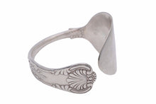Load image into Gallery viewer, 創業初期 激レア TIFFANY&amp;Co. ティファニー ヴィンテージ 特大スプーンバングル シルバー925 97.0g ユニセックス 中古 N40259