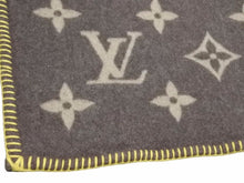 Load image into Gallery viewer, Louis Vuitton ルイヴィトン ブランケット ラグ 毛布 LVロゴ モノグラム アンゴラ混ウール M92067 ブラウン 40705