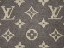 Load image into Gallery viewer, Louis Vuitton ルイヴィトン ブランケット ラグ 毛布 LVロゴ モノグラム アンゴラ混ウール M92067 ブラウン 40705