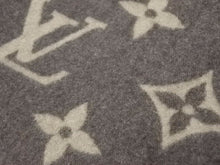 Load image into Gallery viewer, Louis Vuitton ルイヴィトン ブランケット ラグ 毛布 LVロゴ モノグラム アンゴラ混ウール M92067 ブラウン 40705