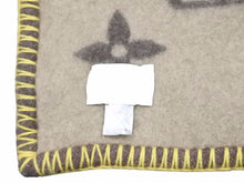 Load image into Gallery viewer, Louis Vuitton ルイヴィトン ブランケット ラグ 毛布 LVロゴ モノグラム アンゴラ混ウール M92067 ブラウン 40705