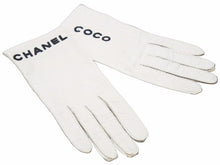Load image into Gallery viewer, CHANEL シャネル 手袋 グローブ アームカバー COCO ロゴ刺繍 レザー ホワイト ブラック サイズ7 中古 41218