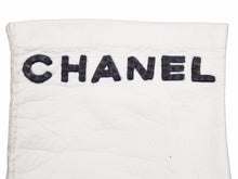 Load image into Gallery viewer, CHANEL シャネル 手袋 グローブ アームカバー COCO ロゴ刺繍 レザー ホワイト ブラック サイズ7 中古 41218