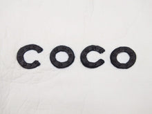 Load image into Gallery viewer, CHANEL シャネル 手袋 グローブ アームカバー COCO ロゴ刺繍 レザー ホワイト ブラック サイズ7 中古 41218