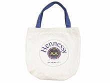 Load image into Gallery viewer, KAWS Hennessy トートバッグ コラボバッグ 非売品 ヘネシー VS 1765 MAISON FONDEE ホワイト ブルー 中古 41309