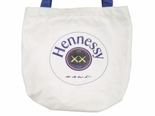 Load image into Gallery viewer, KAWS Hennessy トートバッグ コラボバッグ 非売品 ヘネシー VS 1765 MAISON FONDEE ホワイト ブルー 中古 41309