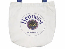 Load image into Gallery viewer, KAWS Hennessy トートバッグ コラボバッグ 非売品 ヘネシー VS 1765 MAISON FONDEE ホワイト ブルー 中古 41309