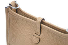 Load image into Gallery viewer, HERMES エルメス エヴリン TPM ショルダーバック 2022年 U刻印 チャイ トゴ 箱付き 未使用品 41386