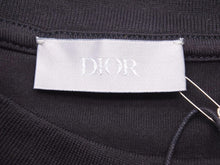 画像をギャラリービューアに読み込む, DIOR HOMME ディオールオム Tシャツ ダニエル・アーシャムロゴプリント ブラック 023J600E0589 サイズXL 新品未使用 41431