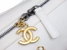 Load image into Gallery viewer, 新品同様 CHANEL シャネル チェーンショルダーバッグ カーフスキン 29番台 ホワイト ゴールド シルバー金具 中古 41544