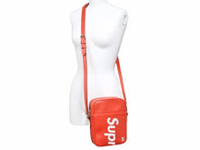 Load image into Gallery viewer, 極美品 Supreme シュプリーム Louis Vuitton ルイヴィトン ダヌーブPM エピ Ｍ53417 17AW レッド ホワイト 41796