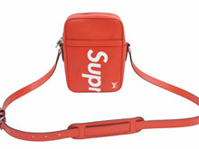 Load image into Gallery viewer, 極美品 Supreme シュプリーム Louis Vuitton ルイヴィトン ダヌーブPM エピ Ｍ53417 17AW レッド ホワイト 41796