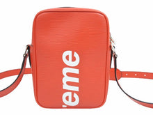 Load image into Gallery viewer, 極美品 Supreme シュプリーム Louis Vuitton ルイヴィトン ダヌーブPM エピ Ｍ53417 17AW レッド ホワイト 41796