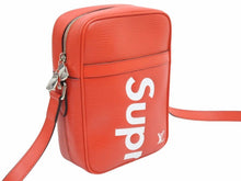 Load image into Gallery viewer, 極美品 Supreme シュプリーム Louis Vuitton ルイヴィトン ダヌーブPM エピ Ｍ53417 17AW レッド ホワイト 41796