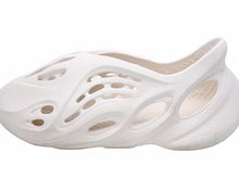 Load image into Gallery viewer, YEEZY Foam Runner イージー フォーム ランナー アディダス オリジナルス ベージュ サンド FY4567 良品 中古 41807