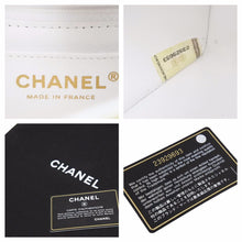 Load image into Gallery viewer, 極美品 CHANEL シャネル マトラッセ チェーンショルダーバッグ 23番台 サテン ホワイト マルチカラー ゴールド金具 中古 41922
