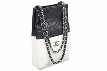 画像をギャラリービューアに読み込む, CHANEL シャネル マトラッセ チェーン ショルダーバッグ 12番台 ブラック ホワイト ココマーク 斜め掛け 中古 42094