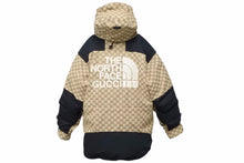画像をギャラリービューアに読み込む, 希少 GUCCI グッチ THE NORTH FACE ノースフェイス ダウンジャケット サイズ S 670769 GG柄 ベージュ 赤 レッド 極美品 中古 42139