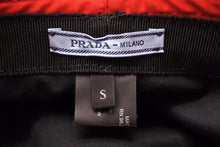 Load image into Gallery viewer, PRADA プラダ バケット ハット ナイロン 帽子 無地 ブラック レッド 黒 赤 S 三角ロゴ 三角プレート 中古 42308