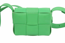 Load image into Gallery viewer, Bottega Veneta ボッテガヴェネタ ミニカセット ショルダーバッグ クロスバッグ ミニバッグ 羊革 グリーン 美品 中古 42421