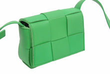 Load image into Gallery viewer, Bottega Veneta ボッテガヴェネタ ミニカセット ショルダーバッグ クロスバッグ ミニバッグ 羊革 グリーン 美品 中古 42421