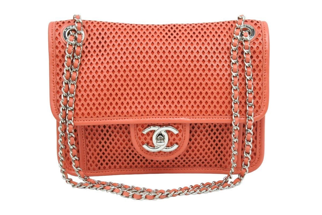 新品同様 CHANEL シャネル マトラッセ パンチング ショルダーバッグ 17番台 ココマーク レザー レッド シルバー金具 中古 42497