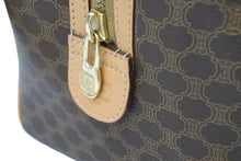 Load image into Gallery viewer, CELINE セリーヌ マカダム柄 2way ハンドバッグ ショルダーバッグ M11 ロゴ ゴールド金具 カバン 鞄 ブラウン 美品 中古 42514