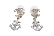 Load image into Gallery viewer, CHANEL シャネル ピアス ココマーク イカリ 18A 2018年 ラインストーン小物 2.8g アクセサリー ジュエリー ロゴ 美品 中古 42561