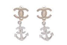 Load image into Gallery viewer, CHANEL シャネル ピアス ココマーク イカリ 18A 2018年 ラインストーン小物 2.8g アクセサリー ジュエリー ロゴ 美品 中古 42561