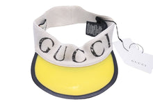 画像をギャラリービューアに読み込む, タグ付き 美品 GUCCI グッチ サンバイザー ロゴ ビニール イエロー ホワイト ブラック キャップ 帽子 2019年 576251 中古 42823