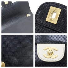 画像をギャラリービューアに読み込む, CHANEL シャネル ココマーク ターンロック 25cm パンチング ショルダー バッグ バイカラー 美品 中古 42972