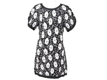 Load image into Gallery viewer, 新品同様 CHANEL シャネル ニットワンピース ココマーク ボタン トップス 半袖 ブラック ホワイト フラワー サイズ36 中古 43295