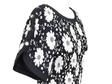 Load image into Gallery viewer, 新品同様 CHANEL シャネル ニットワンピース ココマーク ボタン トップス 半袖 ブラック ホワイト フラワー サイズ36 中古 43295
