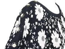 Load image into Gallery viewer, 新品同様 CHANEL シャネル ニットワンピース ココマーク ボタン トップス 半袖 ブラック ホワイト フラワー サイズ36 中古 43295
