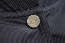 Load image into Gallery viewer, CHANEL シャネル ブルゾンジャケット ココマーク P53732V40166 ナイロン ポリウレタン ネイビー ブラック サイズ34 美品 中古 43304