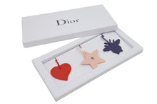 Load image into Gallery viewer, 未使用 Christian Dior クリスチャンディオール チャーム キーホルダー 3個セット レッド ピンク ネイビー 箱付き 3個セット 43330