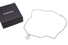 Load image into Gallery viewer, 極美品 CHANEL シャネル ネックレス ココマーク ホワイト シルバー 07V ロゴ アクセサリー 中古 43421