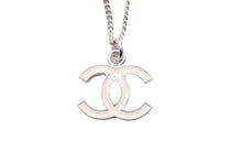 Load image into Gallery viewer, 極美品 CHANEL シャネル ネックレス ココマーク ホワイト シルバー 07V ロゴ アクセサリー 中古 43421
