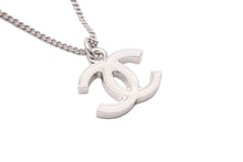 Load image into Gallery viewer, 極美品 CHANEL シャネル ネックレス ココマーク ホワイト シルバー 07V ロゴ アクセサリー 中古 43421