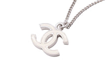 Load image into Gallery viewer, 極美品 CHANEL シャネル ネックレス ココマーク ホワイト シルバー 07V ロゴ アクセサリー 中古 43421
