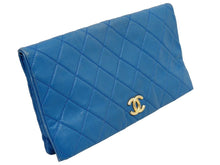 Load image into Gallery viewer, CHANEL シャネル マトラッセ ココマーク クラッチバッグ セカンドバッグ 25番台 ラムスキン ゴールド金具 ブルー 美品 中古 43426