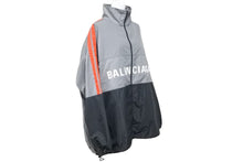画像をギャラリービューアに読み込む, BALENCIAGA バレンシアガ ナイロン ジャケット ロゴ プリント 19ss 534317 グレー 赤 ブラック サイズ 44 美品 43644