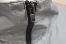 画像をギャラリービューアに読み込む, BALENCIAGA バレンシアガ ナイロン ジャケット ロゴ プリント 19ss 534317 グレー 赤 ブラック サイズ 44 美品 43644