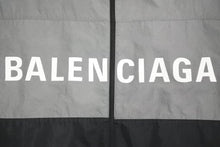 画像をギャラリービューアに読み込む, BALENCIAGA バレンシアガ ナイロン ジャケット ロゴ プリント 19ss 534317 グレー 赤 ブラック サイズ 44 美品 43644