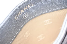 Load image into Gallery viewer, 極美品 CHANEL シャネル カードケース パスケース 名刺入れ オールドシャネル ココボタン 11番台 レザー シルバー 中古 43927