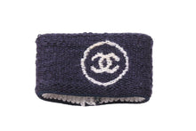 Load image into Gallery viewer, CHANEL シャネル ココマーク COCO リストバンド 二点セット ブレスレット パイル地 ネイビー ホワイト 美品 中古 43947