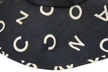 Load image into Gallery viewer, CHANEL シャネル ヴィンテージ 総柄 ロゴ ハット ブラック 黒 ココマーク 帽子 飛びロゴ サイズ57 中古 44034